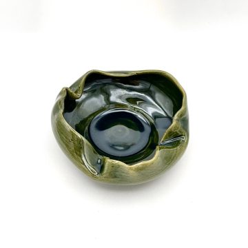 Toczona na kole, nieregularna miska w kolorze głębokiej zieleni