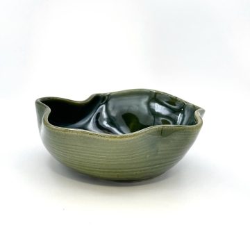 Toczona na kole, nieregularna miska w kolorze głębokiej zieleni