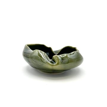 Toczona na kole, nieregularna miska w kolorze głębokiej zieleni