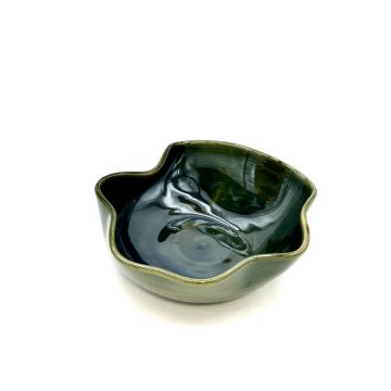 Toczona na kole, nieregularna miska w kolorze głębokiej zieleni