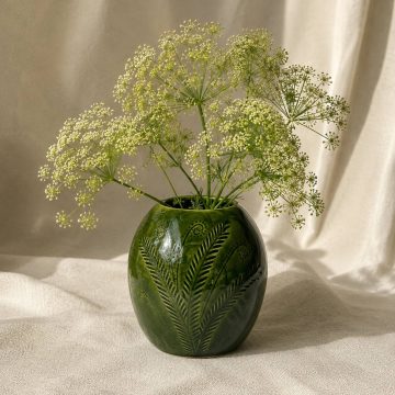 Wazon kamionkowy z paprocią w kolorze głębokiej zieleni 15 cm